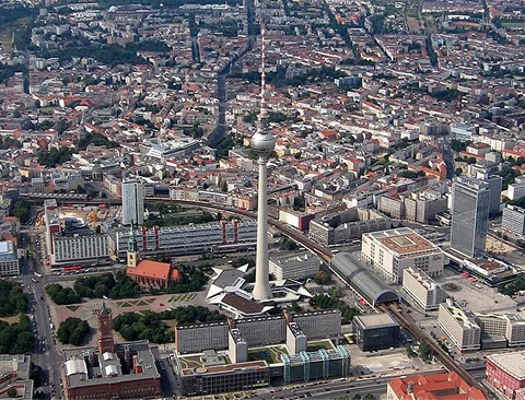 Luftaufnahme von Berlin-Mitte mit Fernsehturm und umliegender Innenstadt