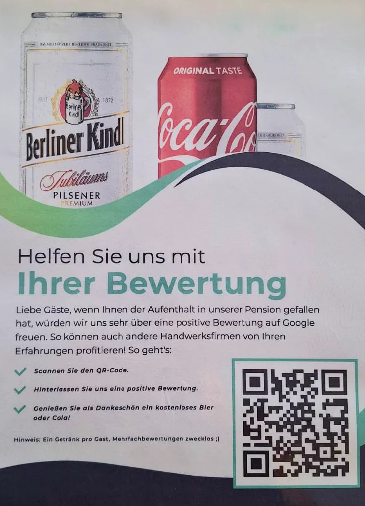 Werbung für eine Bewertungskampagne in einer Pension, mit einem QR-Code, der Gäste zu einer Google-Bewertung auffordert, sowie einem kostenlosen Getränk als Belohnung.