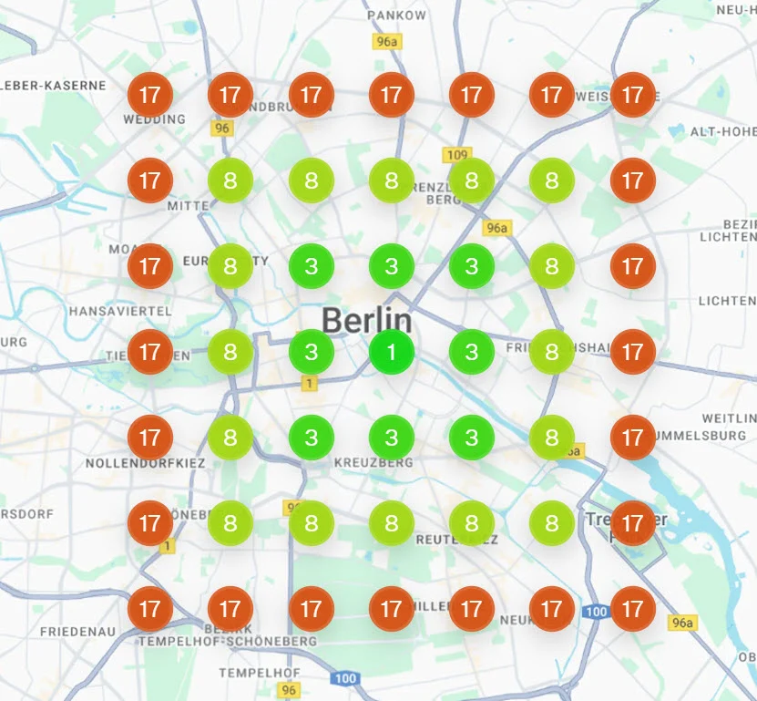 Karte von Berlin mit farbigen Markierungen und Zahlen zur Visualisierung von Ranking- oder Standortdaten