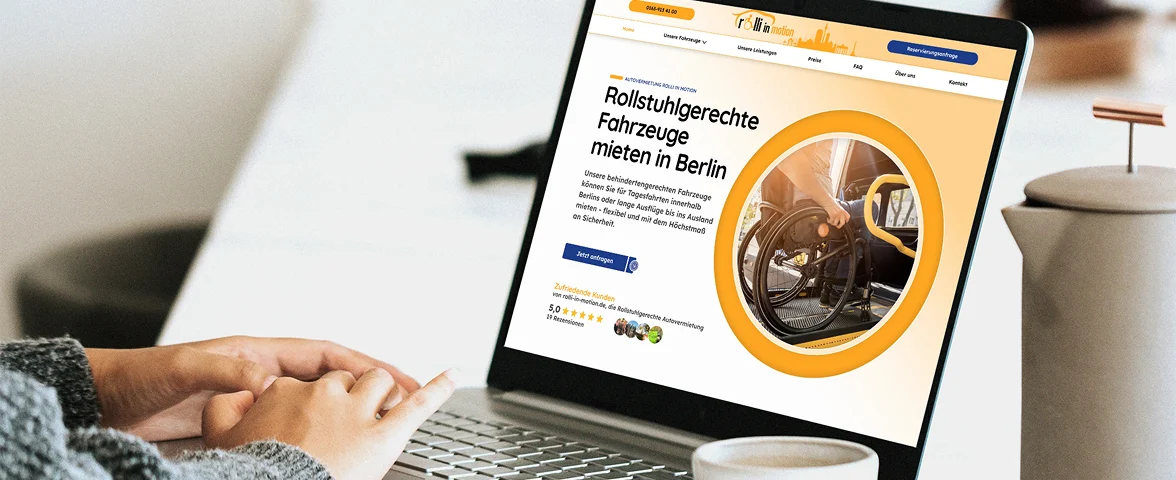 Laptop mit geöffneter Website von „Rolli in Motion“, die rollstuhlgerechte Fahrzeuge in Berlin präsentiert.