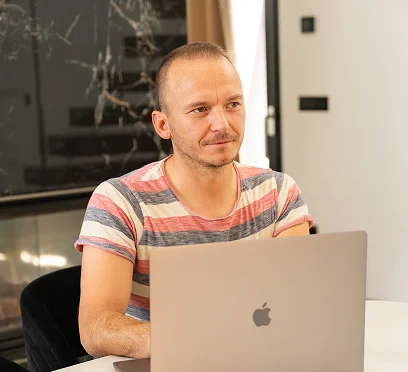 Ronny arbeitet konzentriert am Laptop während einer Beratung