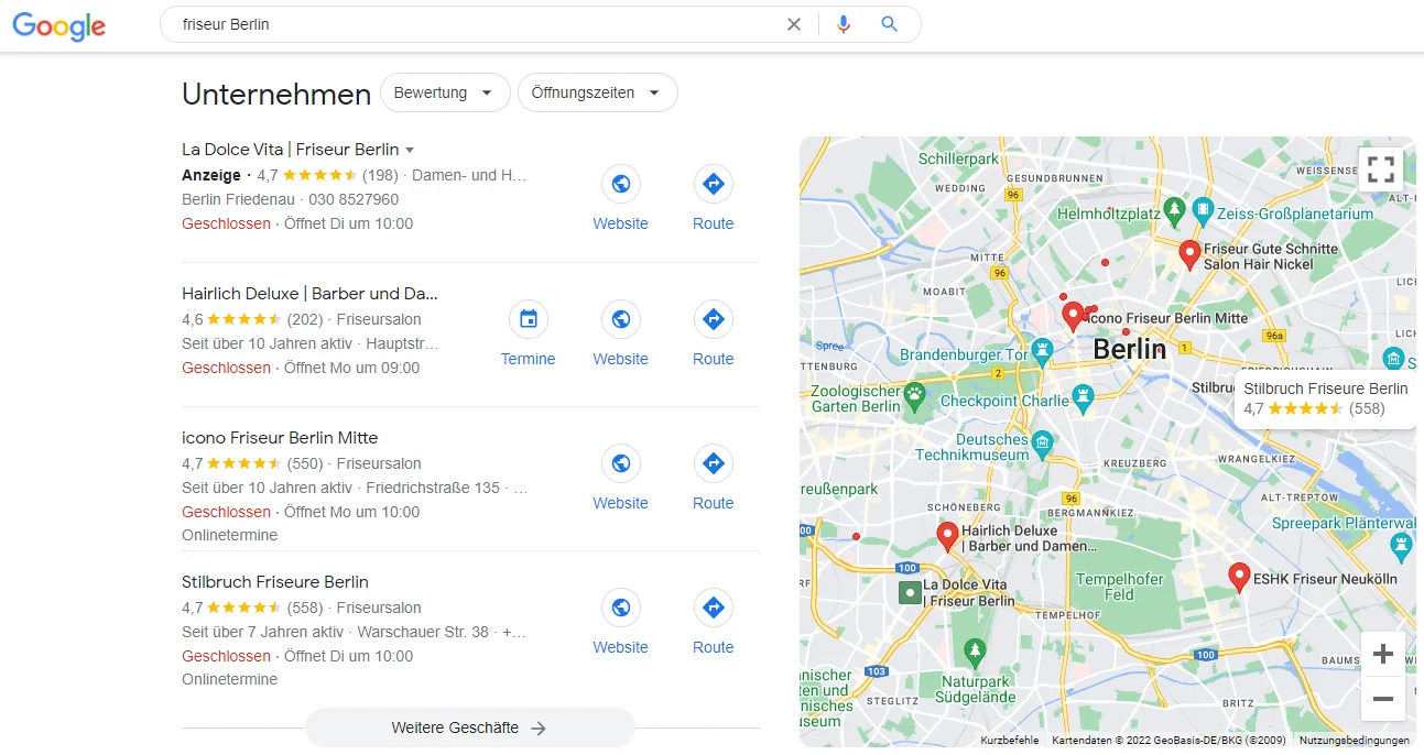 Google-Suchergebnisseite mit lokalen Friseursalons in Berlin und Kartenansicht – Beispiel für eine lokale Suchintention.